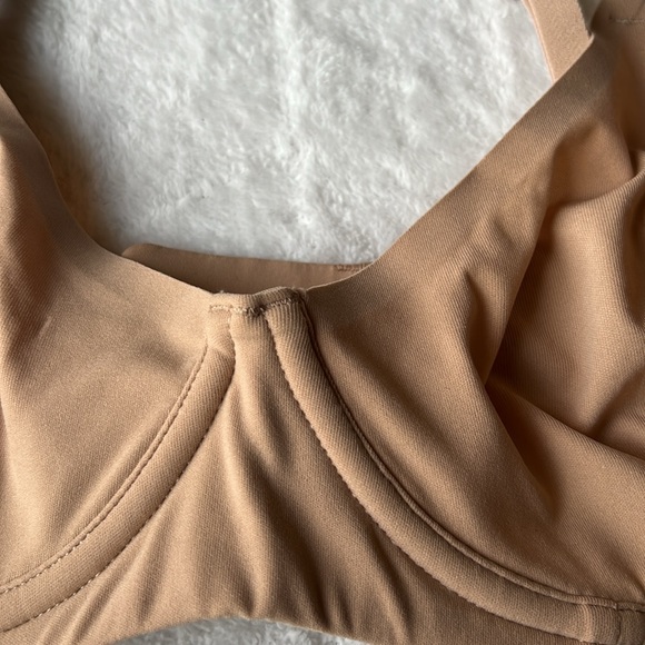 SKIMS Fits Everybody Unlined Stretch-Woven Bra - Picture 8 of 13